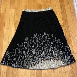 Accordion style fancy pleated skirt size large.